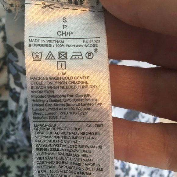 Gap, sleeveless printed blouse, size S, abstract print is white/black/blue/lilac - Picture 5 of 6